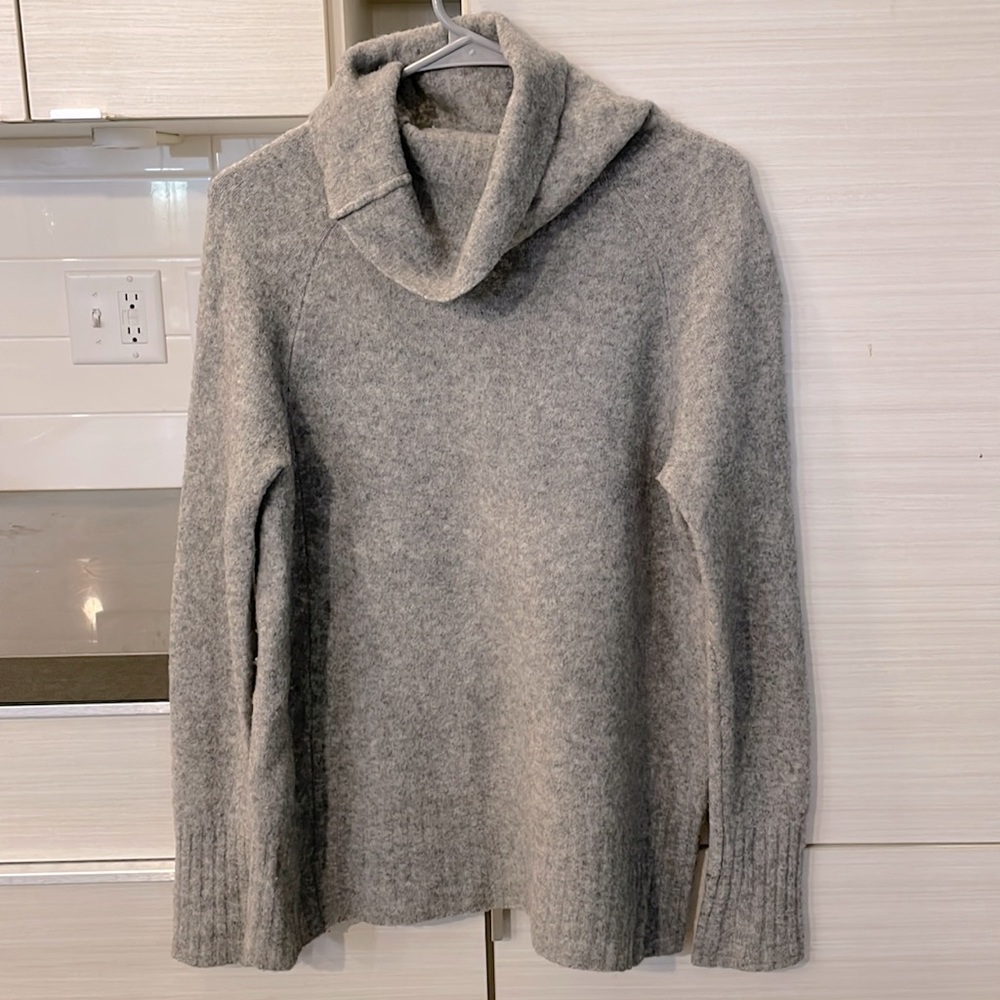 Aritzia Community wool sweater in Gray, Excellent condition